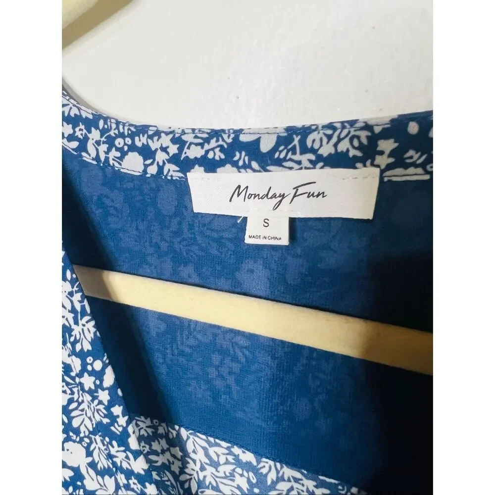 Monday Fun Denim Blue White Floral Cap Sleeve Blouse Sz S - Picture 3 of 7